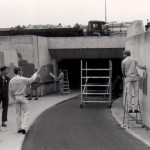 Lode (links) en Tim Kraakman krijgen instructie van collega Arno tijdens het tunnelproject