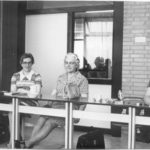 1973 rappvergadering met de sigaretten op tafel