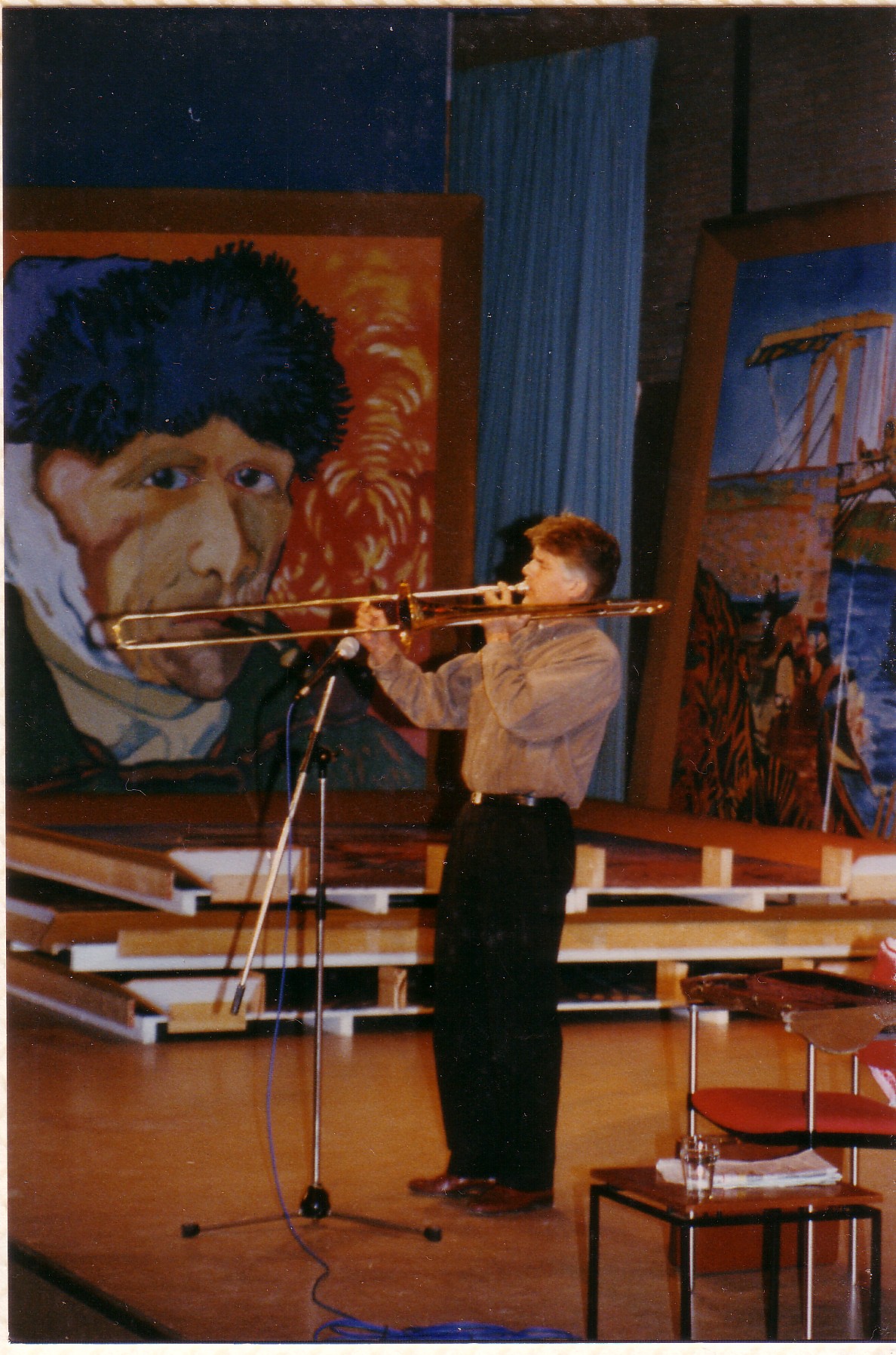 Kees van Kooten op trombone tussen Van Gogh