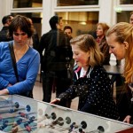 Potje tafelvoetbal in de aula van de Schalm