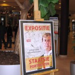 De poster bij de entree