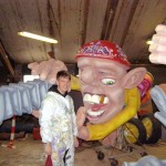 Aaron aan het werk aan de carnavalswagen