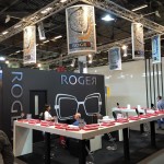 De stand van Roger met de lampenkappen en displays van Romy