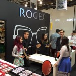 De stand van Roger met de lampenkappen en displays van Romy