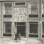 De hoofdingang rond 1958