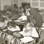1971: Collega zuster Florina geeft tekenles in het brugklaslokaal waar ik twee jaar later ook zou gaan werken