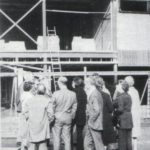 De docenten komen de bouw bezichtigen
