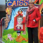 De burgemeester poseert bij haar zusje die de kaartjes verkoopt