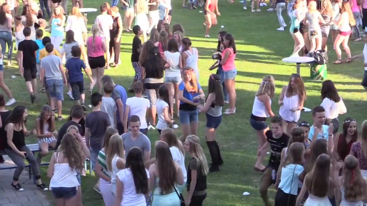 Feestende leerlingen op het sportveld