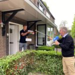 Collega Kees Gobbens met megafoon en hengel