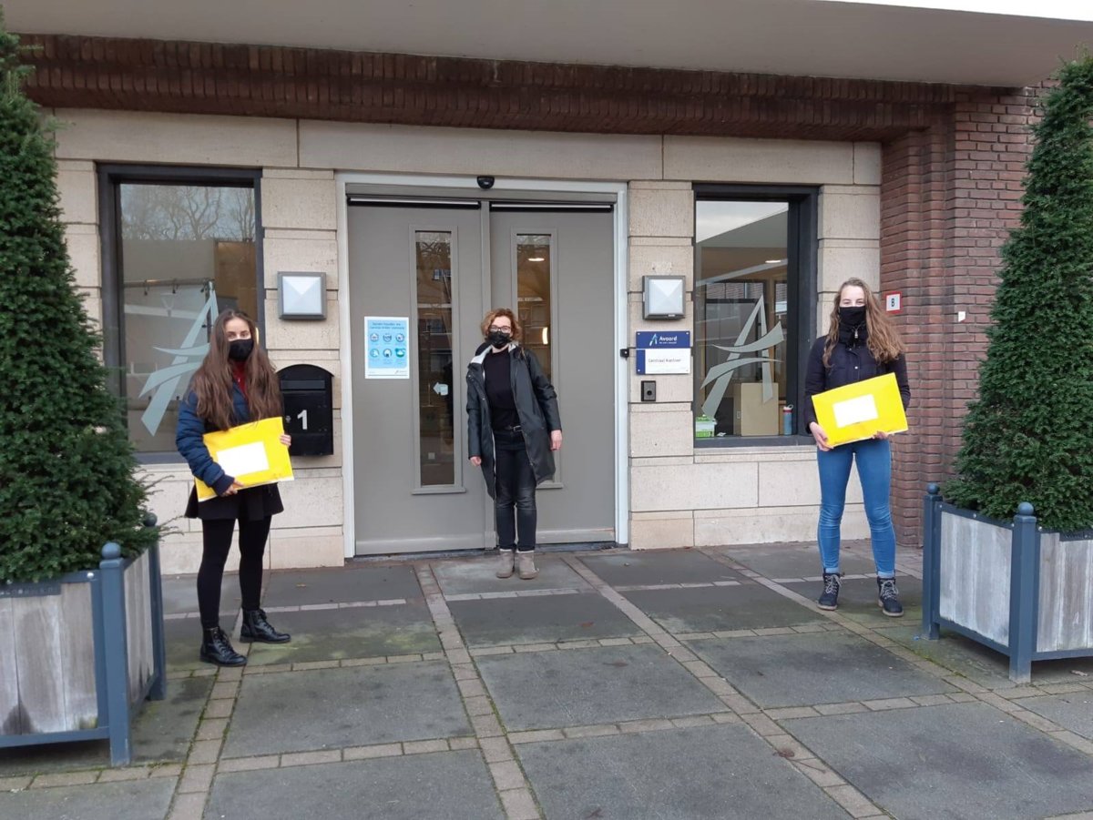 Ellis met haar leerlingen èn de kaarten voor de deur bij Avoord