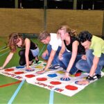 Twister in de gymzaal met Tim en Spike