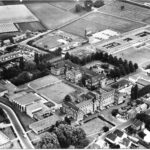 Luchtopname van het complex uit 1965