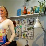 Een trotse Iris met haar tweede boek (foto: Monique Jansen, Etten-Leurse Bode)