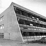 Achterkant van het nieuwe academiegebouw, 1972. Links vooraan mijn eend!