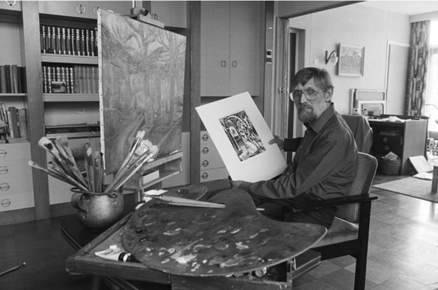 Jan in zijn atelier met de 'Lambertusprent' in zijn atelier. Foto: Ben Steffen