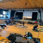 Aan het werk in het theaterzaal-atelier