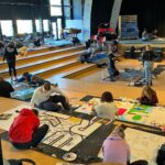 Aan het werk in het theaterzaal-atelier