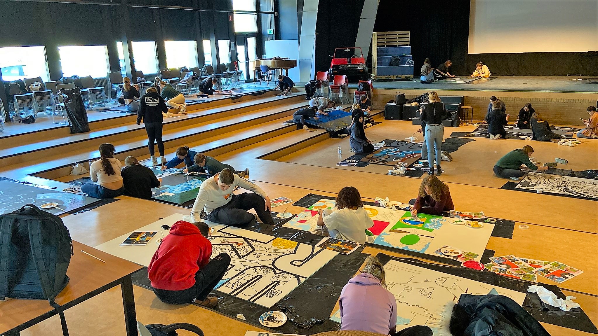 Aan het werk in het theaterzaal-atelier