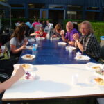 Ron en ondergetekende met leerlingen van de Mytylschool aan tafel, All about us 2010