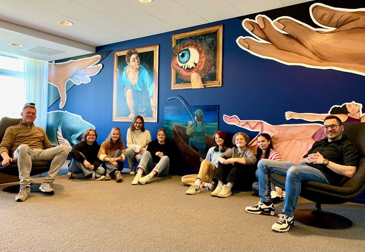 Trotse leerlingen en docenten voor het kunstwerk