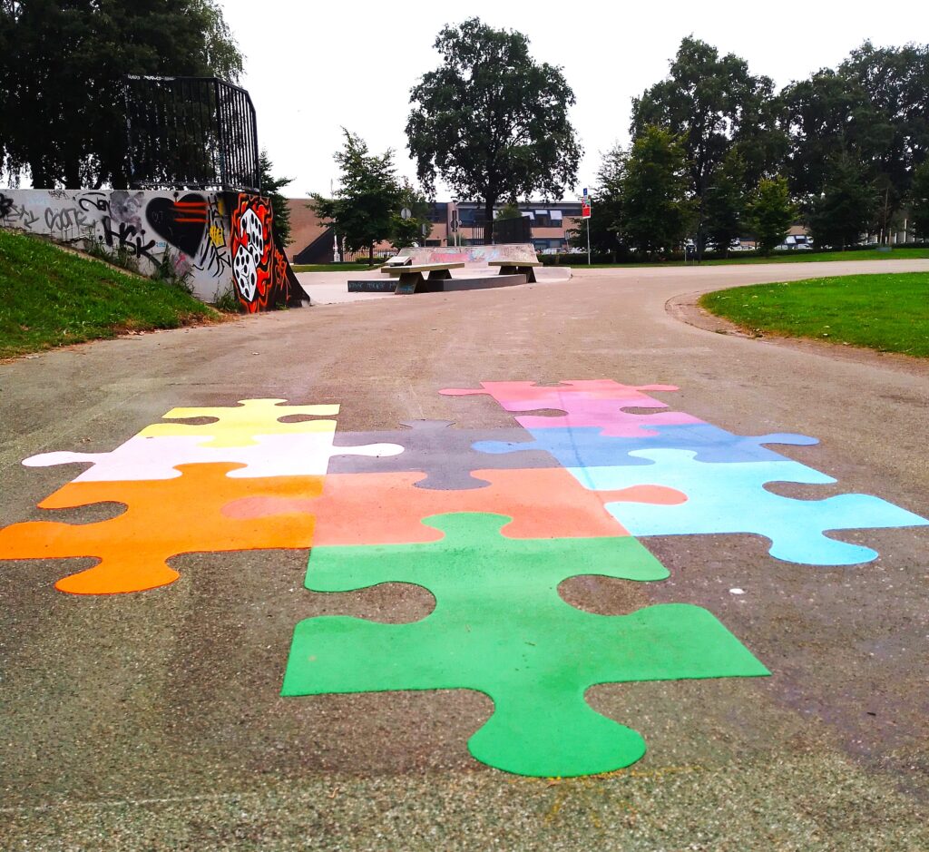 Het kunstwerk met links de skatebaan en met de KSE op de achtergrond