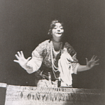Scène met Flavia Manders